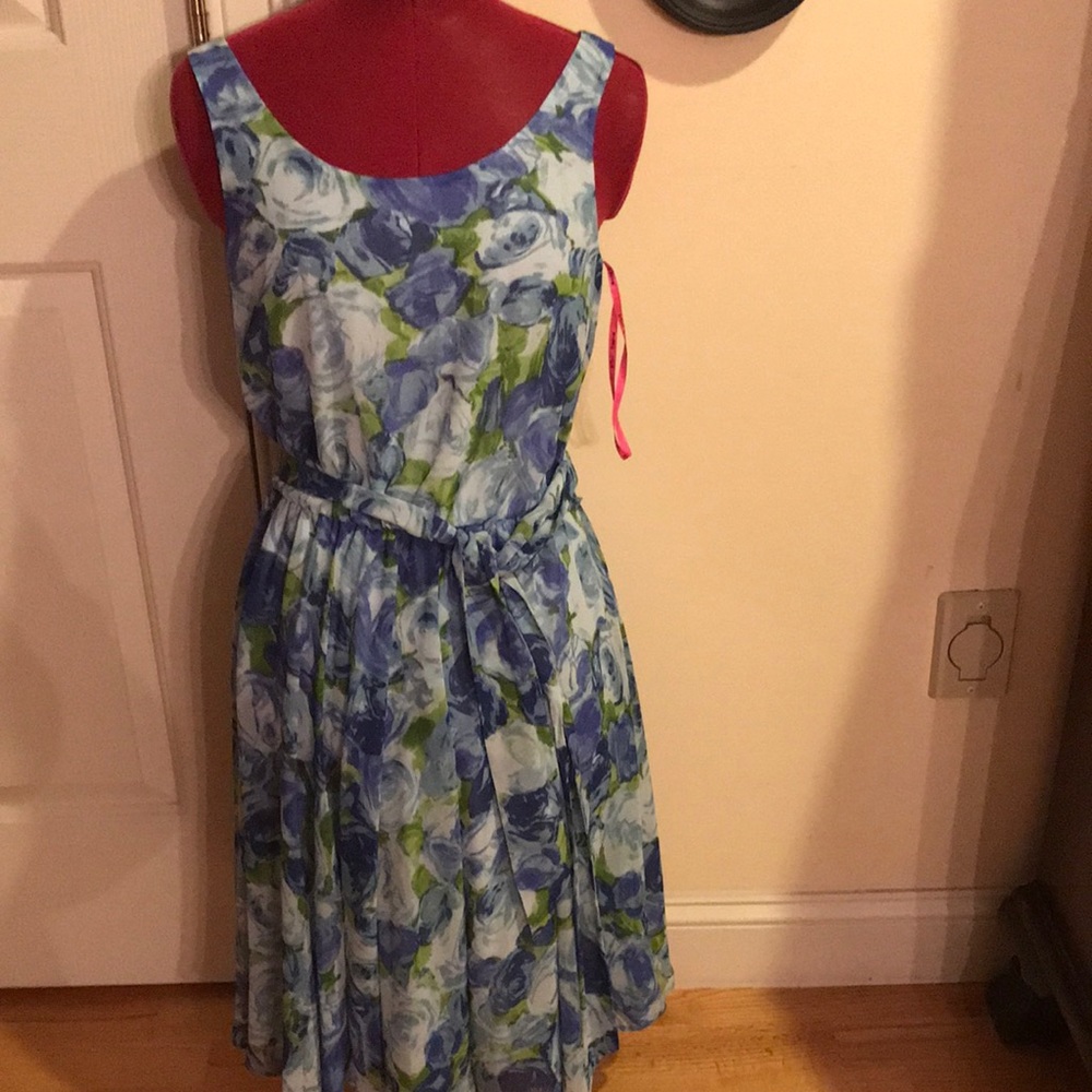 BETSY JOHNSON vintage sleeveless blue floral size 4 fully lined; deep v back